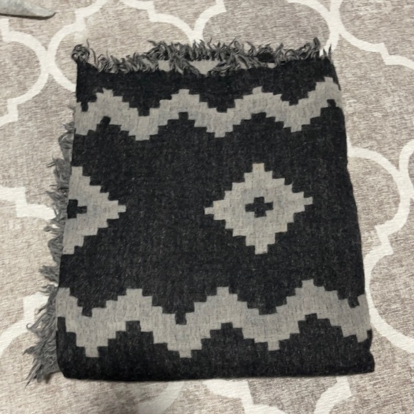 Aritzia black mosaic blanket scarf - Picture 1 of 2